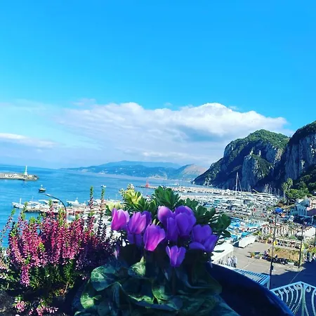 La Baia Di Napoli Капри